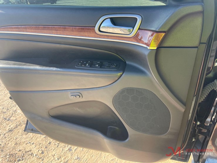 2013-jeep-grand-cherokee-limited-image-23