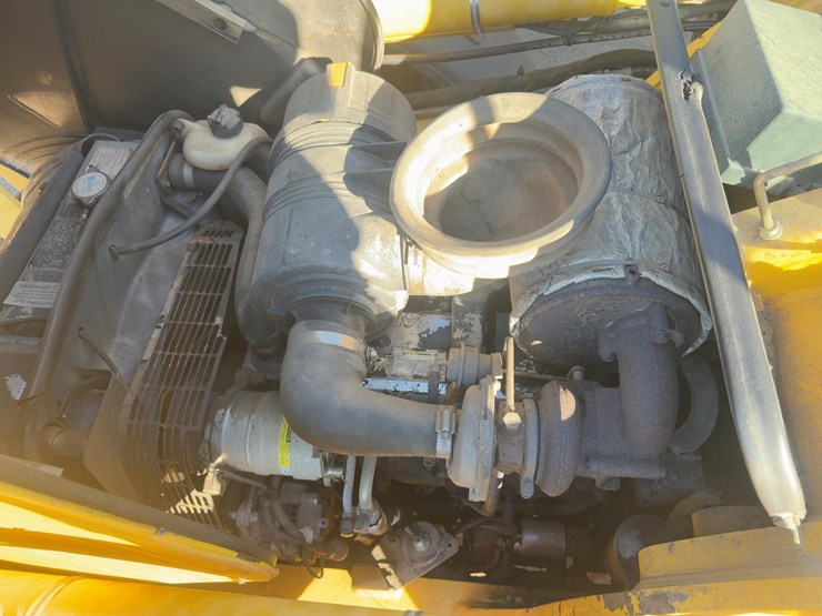 2005-komatsu-wb150aws-2-image-16