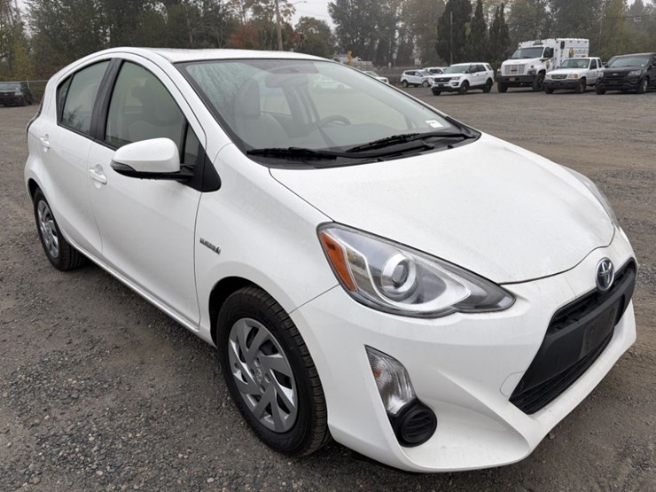 2015-toyota-prius-c-hybrid-hatchback-image-2