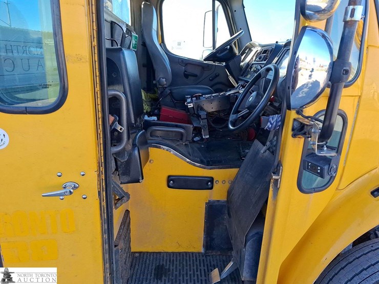 2018-freightliner-m2-106-image-14