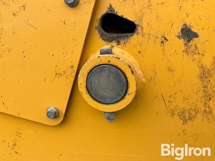 2021-deere-2412e-image-16