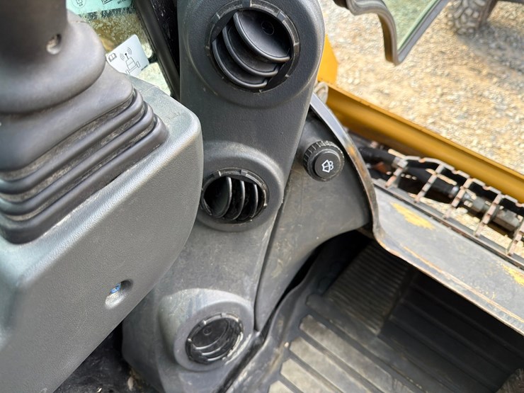2023-caterpillar-226d3-image-46