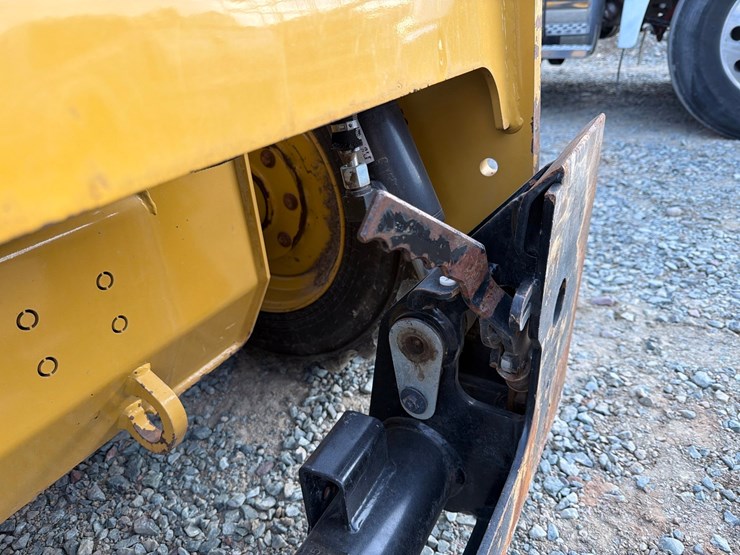 2023-caterpillar-226d3-image-10