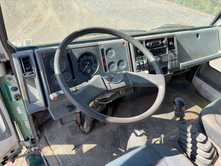 1988-ford-7000-image-19