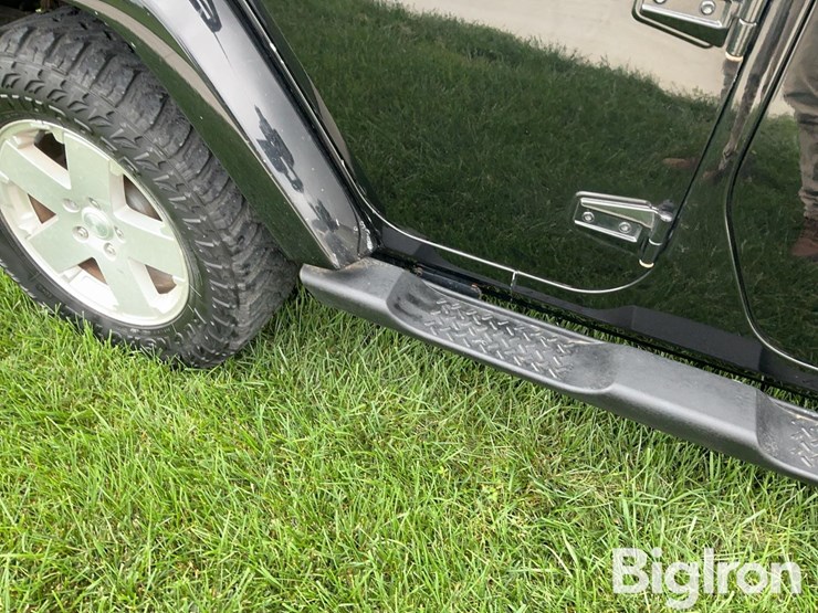 2010-jeep-wrangler-unlimited-sahara-image-12