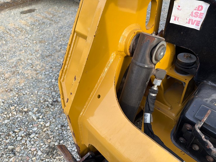 2023-caterpillar-226d3-image-13