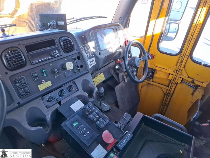 2018-freightliner-m2-106-image-12