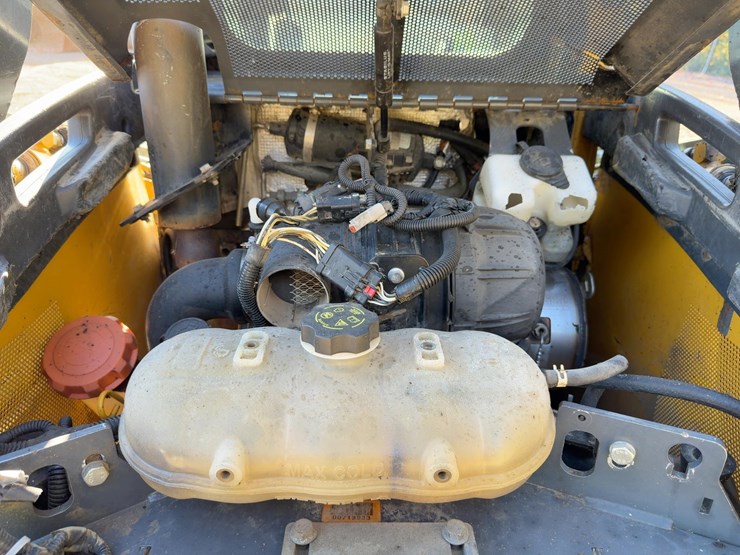2014-deere-320e-image-15