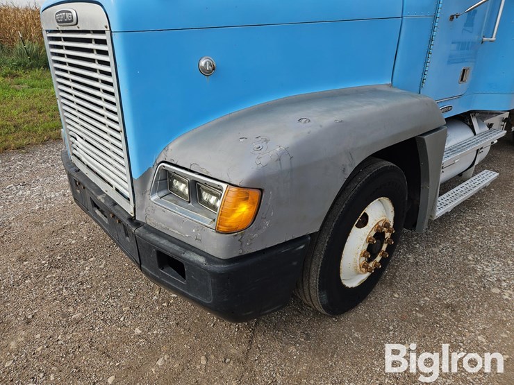 2000-freightliner-fld120-image-9