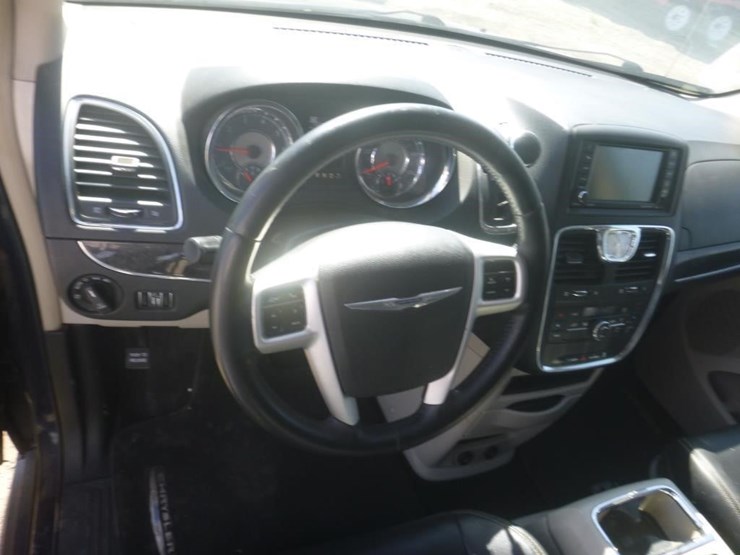 2014-chrysler-town-&-country-image-11