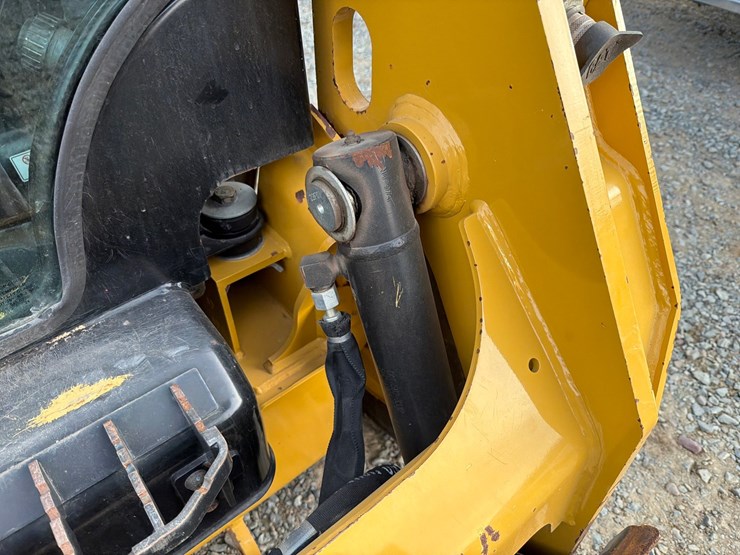 2023-caterpillar-226d3-image-12