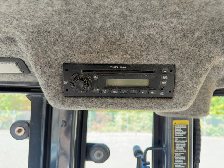 2011-deere-410j-image-26