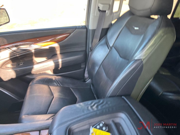 2015-cadillac-escalade-image-17
