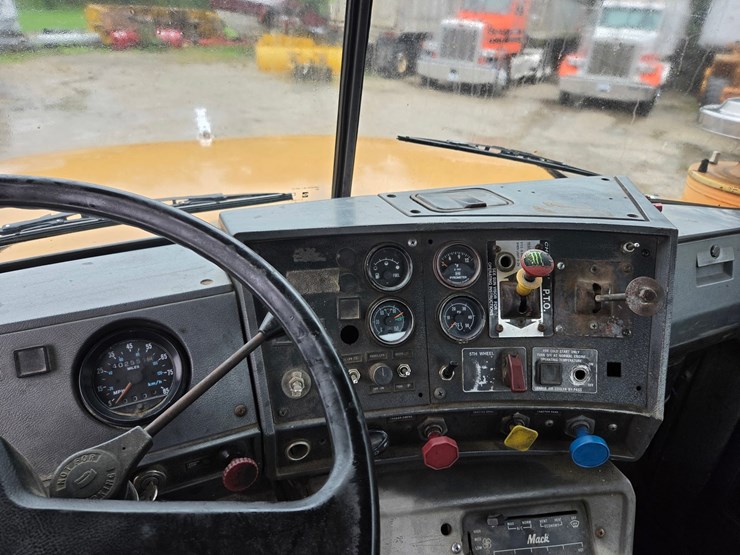 1994-mack-rd688s-image-43