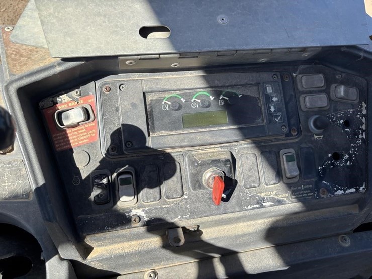 2005-deere-410g-image-32