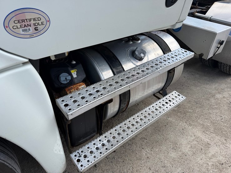 #1607-•-2015-freightliner-cascadia-day-cab-truck-tractor-image-11