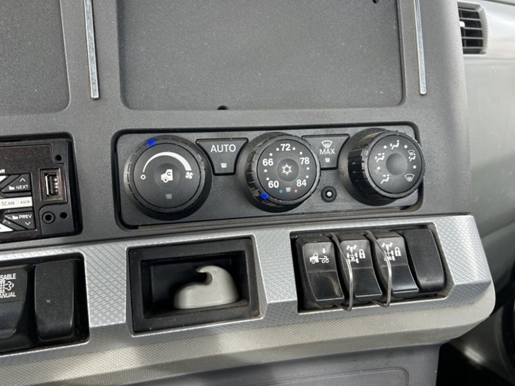 2020-kenworth-t680-image-26