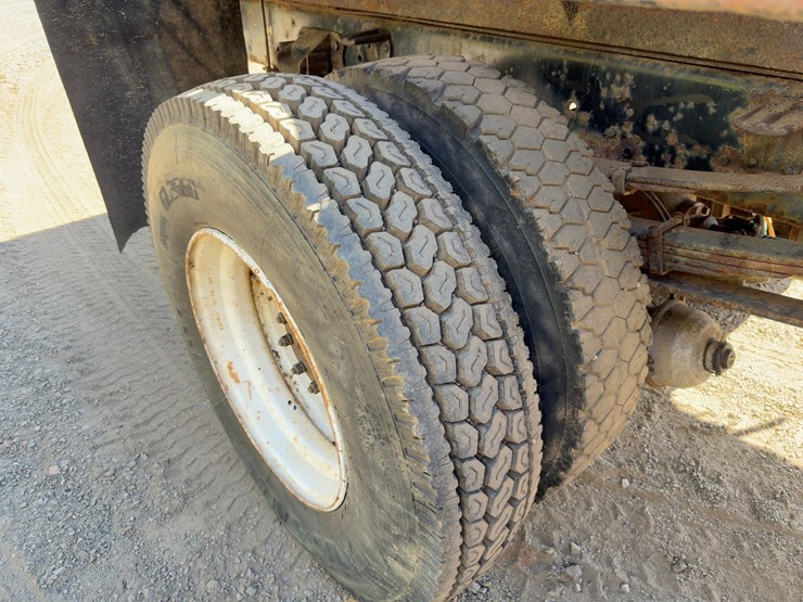 1988-ford-7000-image-9