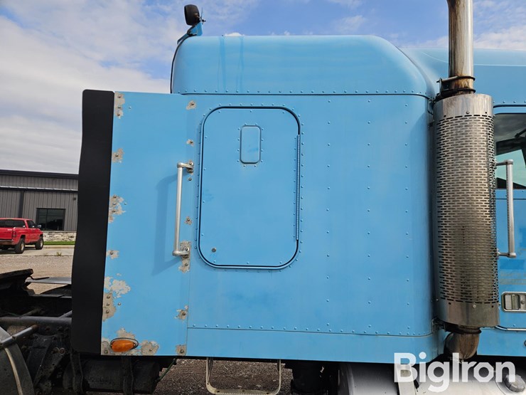 2000-freightliner-fld120-image-17