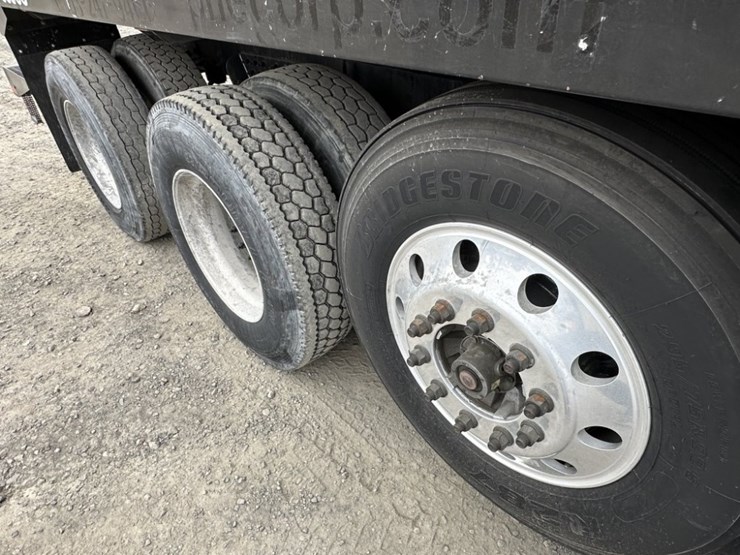 2011-peterbilt-365-image-15