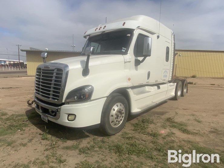 2010-freightliner-cascadia-125-image-1
