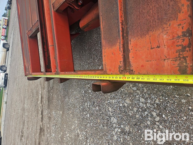 new-holland-1038-image-13