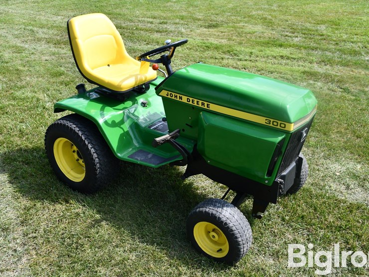 john-deere-300-image-3