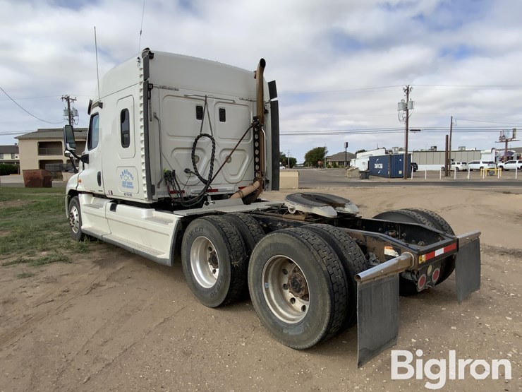 2010-freightliner-cascadia-125-image-7