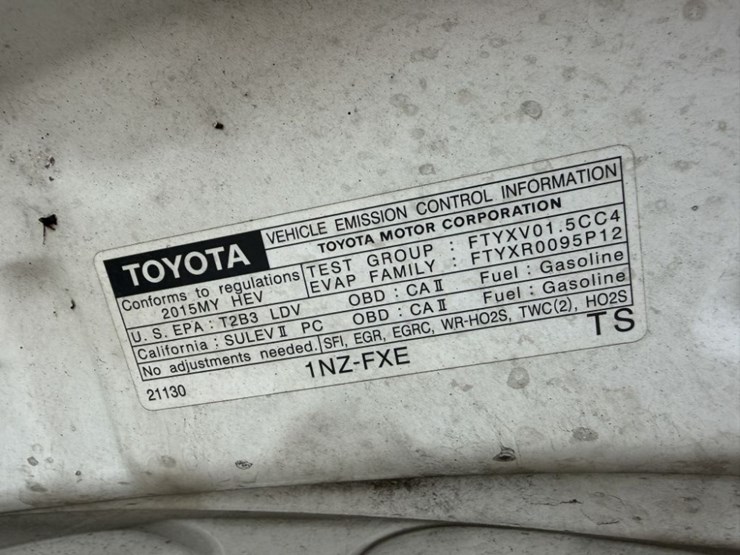 2015-toyota-prius-c-hybrid-hatchback-image-14