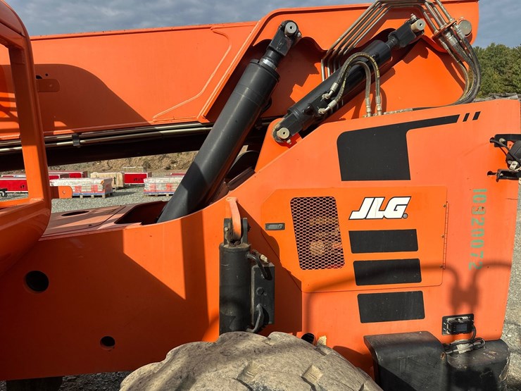 2019-jlg-8042-image-13