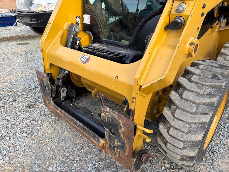 2023-caterpillar-226d3-image-9