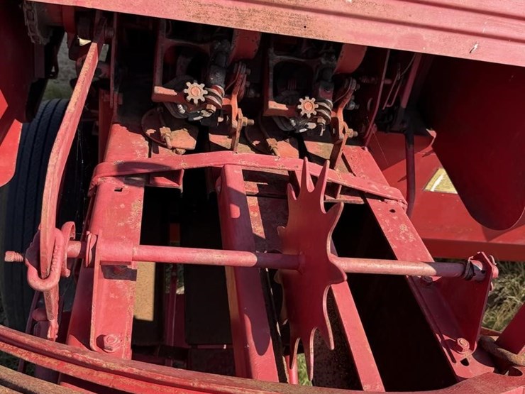 new-holland-270-image-8