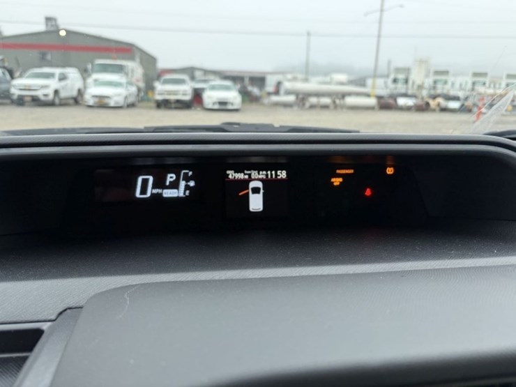 2015-toyota-prius-c-hybrid-hatchback-image-25