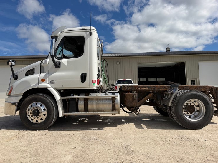#1608-•-2019-freightliner-cascadia-single-axle-day-cab-image-2