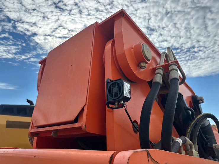 2019-jlg-8042-image-24