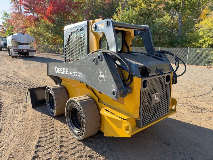 2014-deere-320e-image-3