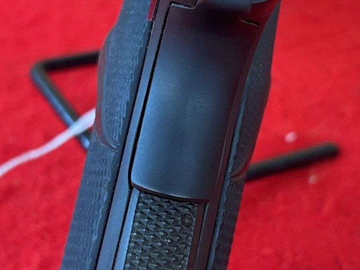 colt-government-model-1911-.45-acp-semiauto-pistol-image-4