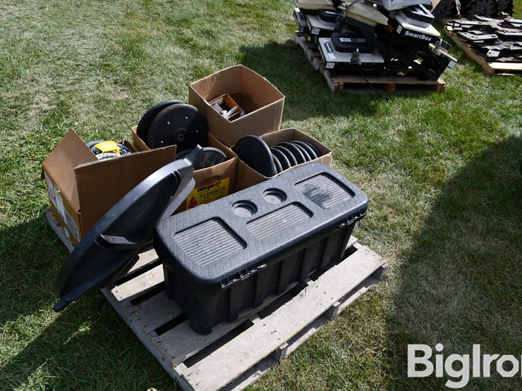 pallet-of-planter-parts-image-7