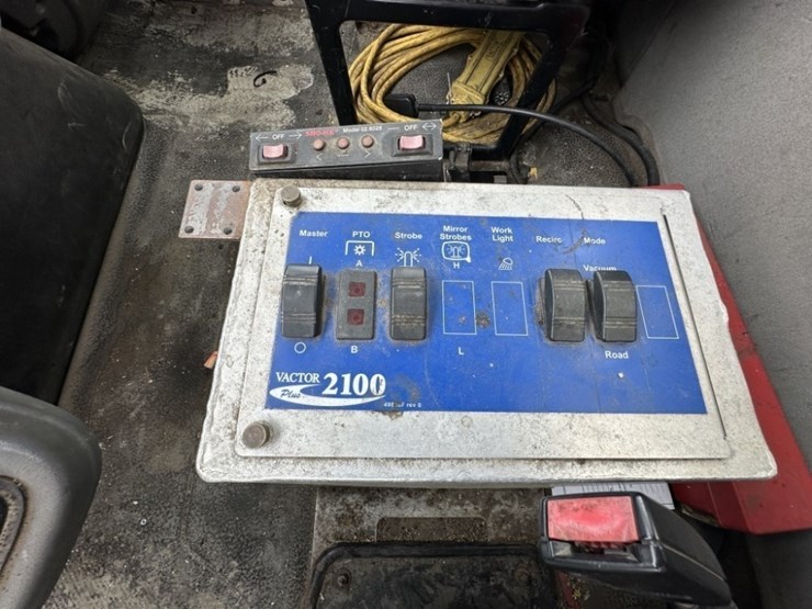 2012-vactor-2100-image-31
