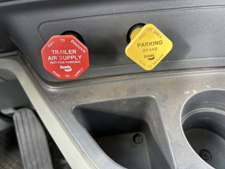 2020-kenworth-t680-image-36