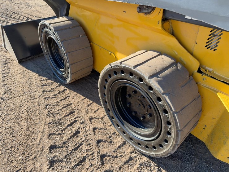 2014-deere-320e-image-13