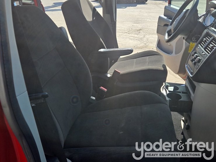 2012-dodge-grand-caravan-image-41