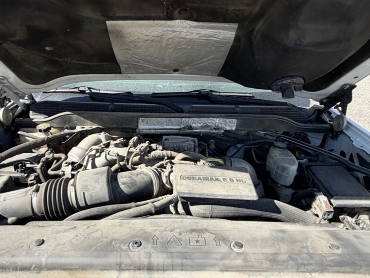 2017-chevrolet-silverado-3500-image-35