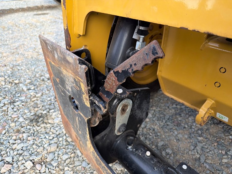 2023-caterpillar-226d3-image-11