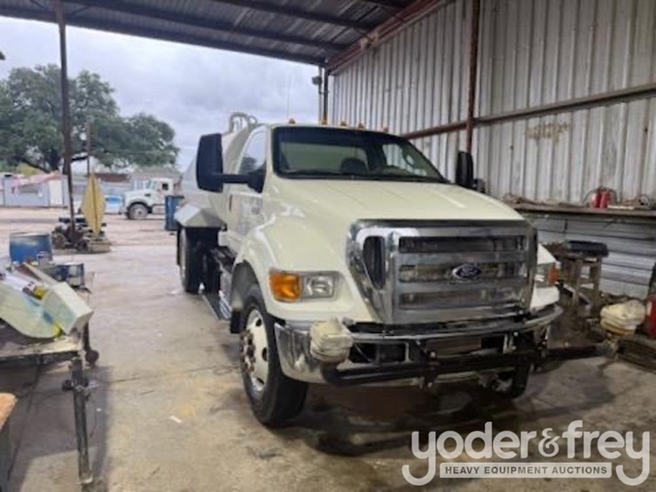 2014-ford-f750-image-1