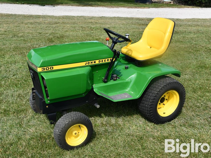 john-deere-300-image-1