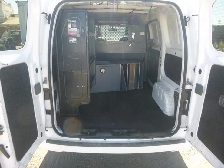 2015-nissan-nv200-image-10