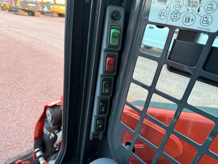 kubota-ssv75-image-30