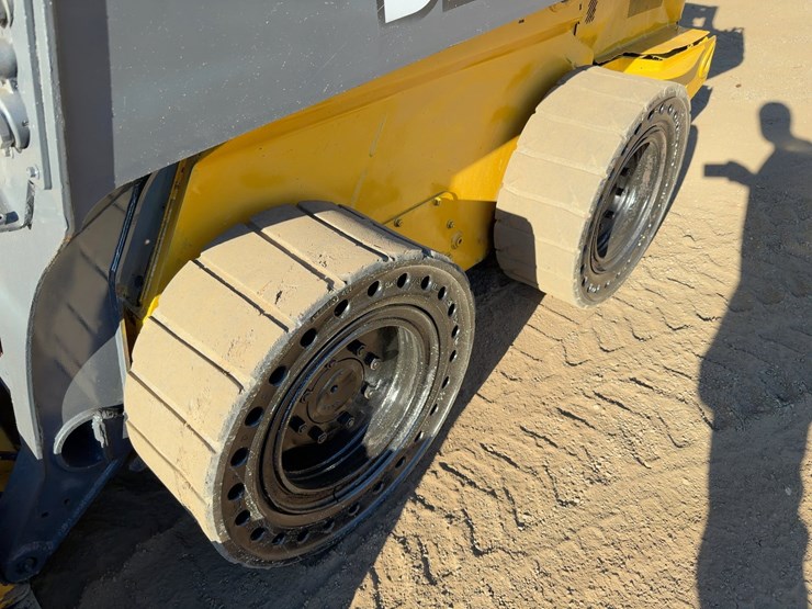 2014-deere-320e-image-14