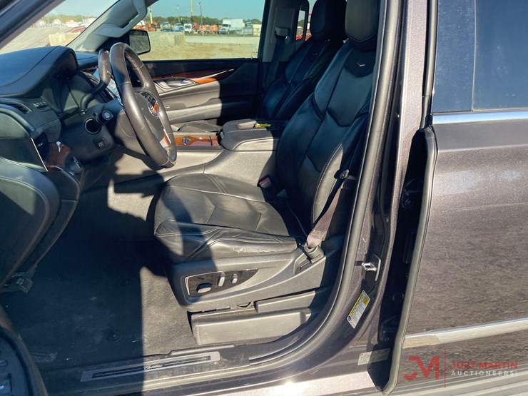 2015-cadillac-escalade-image-16